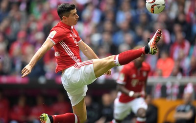 电竞牛精华-三笘薰进球后拥抱队友