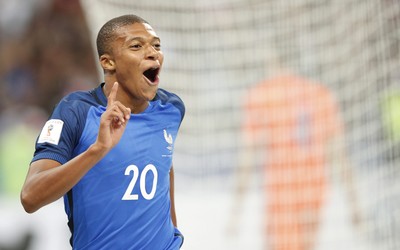 电竞牛-加维进球后展示护腿板上的照片